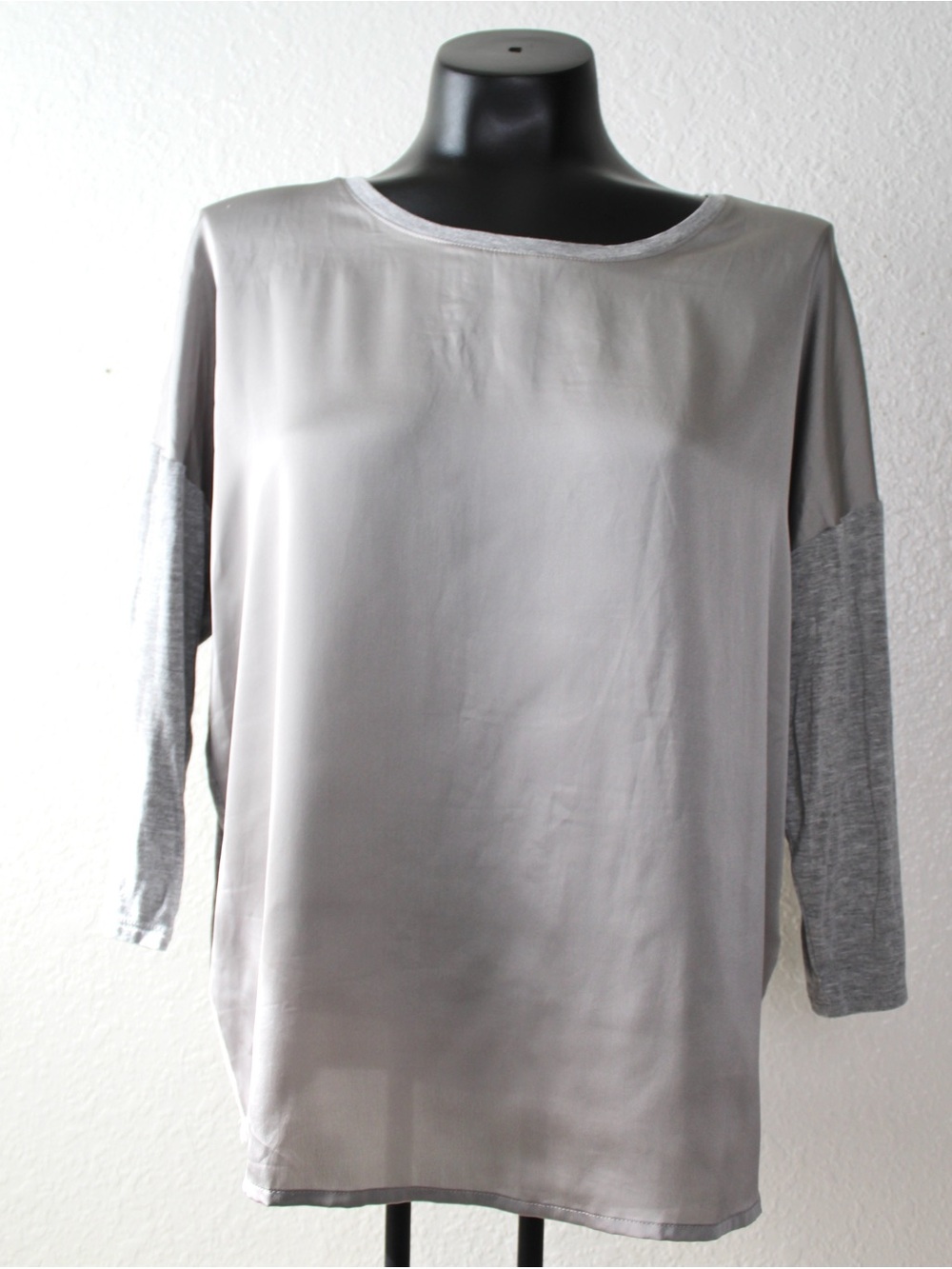 Chico's Size 1 Two-Tone Light Gray quarter Sleeve crew neck silky like Top
